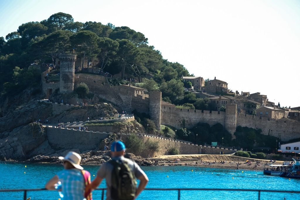 코스타 브라바 투어를 통해 만나는 중세 요새 마을 토사 데 마르 (Tossa de Mar)