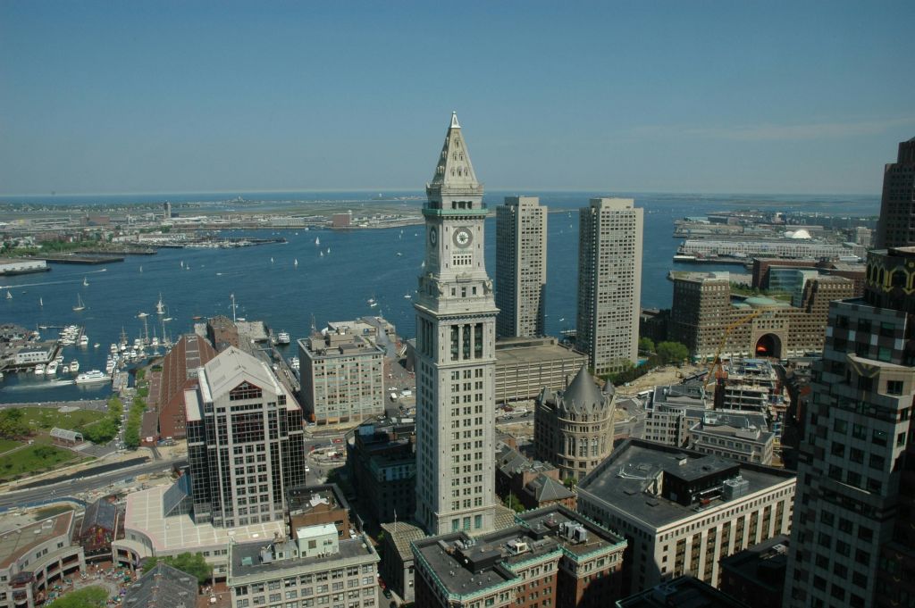 저명한 시계탑, 고층 건물, 배를 배경으로 한 항구가 있는 도시 풍경의 공중 전망.