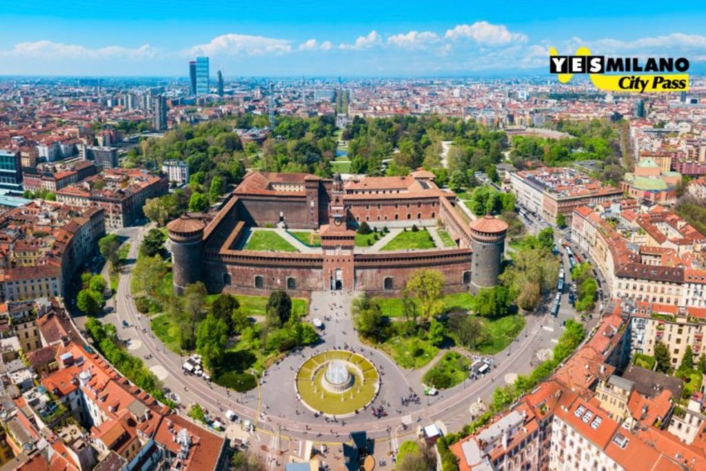 도시의 원형 도로와 녹지 공원으로 둘러싸인 4개의 코너 타워가 있는 크고 유서 깊은 벽돌 성의 공중 전망.