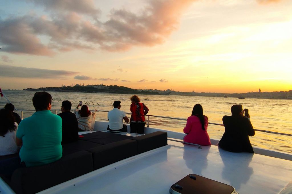 일몰에 즐기는 보스포루스 크루즈