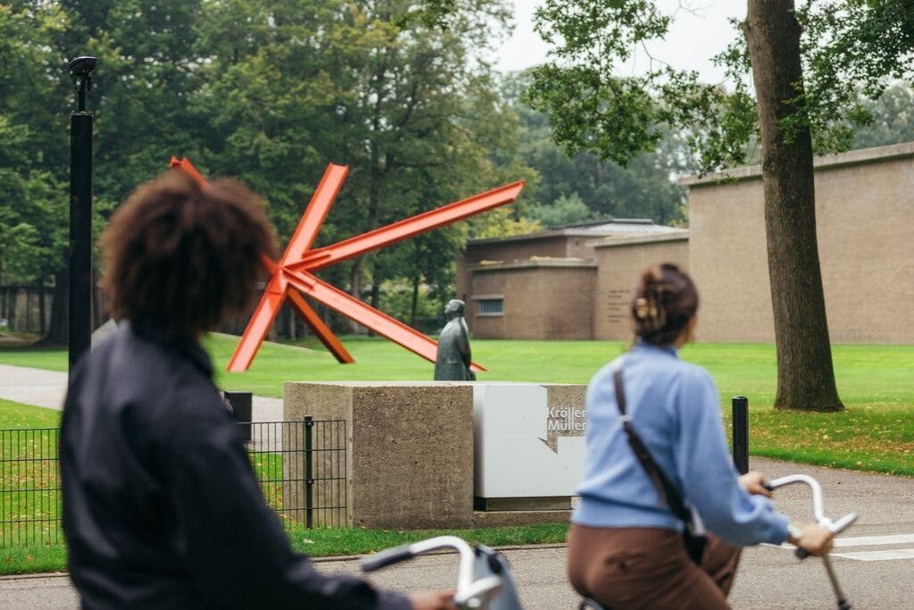 크륄러-뮐러 박물관 앞에서 하얀 자전거 타기