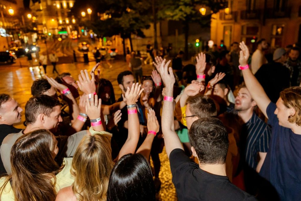 집합 장소에서 손목 밴드 받기