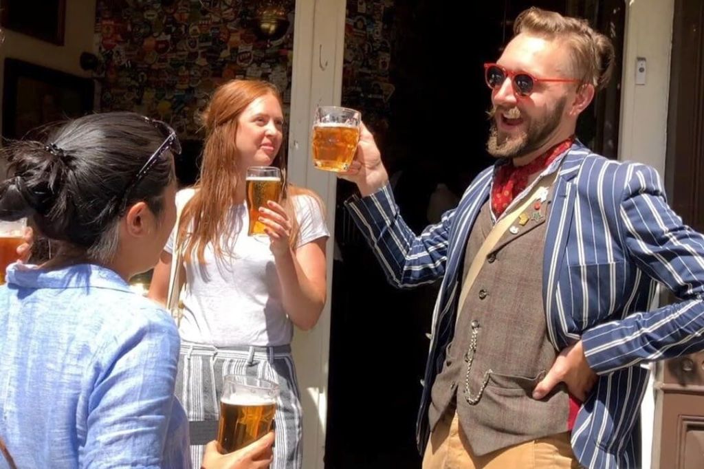 코벤트 가든의 아늑하고 유서 깊은 펍에서 다과를 즐겨보세요.