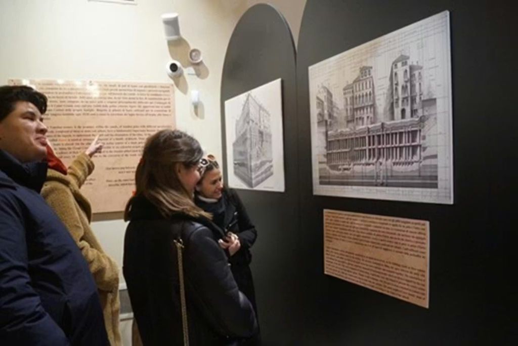 박물관에서 역사적인 건축물을 감상하는 사람들의 모임입니다.