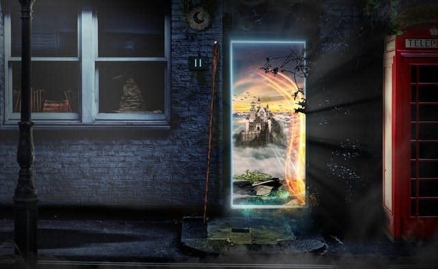 창문과 빗자루가 기대어 있는 벽돌 벽. 신비로운 풍경 속에서 성을 볼 수 있는 빛나는 포털이 있습니다.