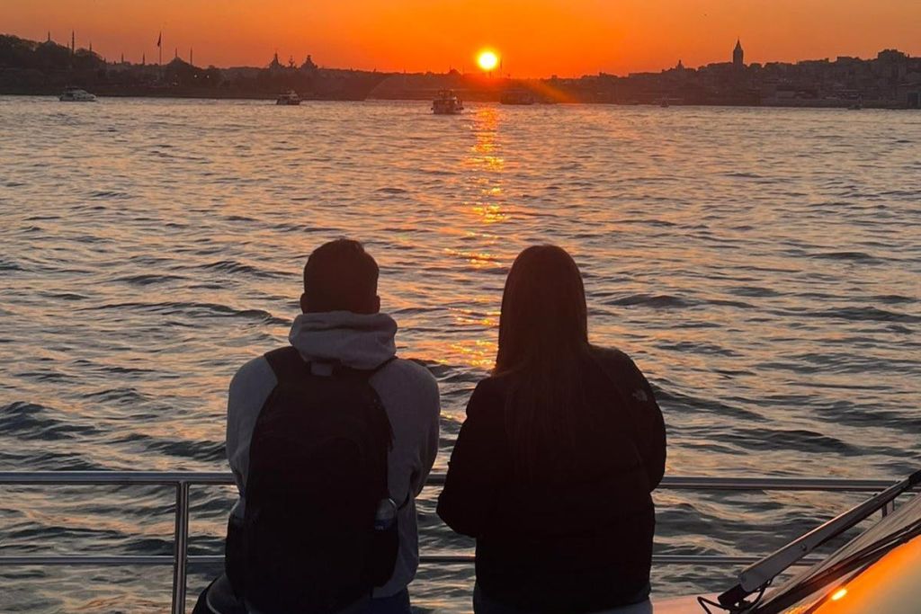 보스포루스의 석양을 감상하는 럭셔리 요트 크루즈 투어