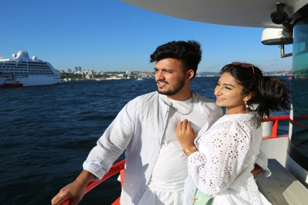 사랑스러운 고객들이 투어를 즐깁니다.