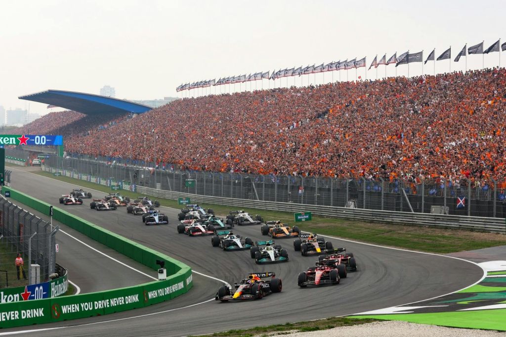 Circuit Zandvoort에서 팬들과 함께 1번 턴에 들어가는 포뮬러 1 드라이버