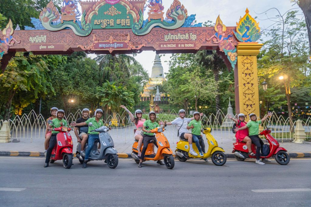 베스파를 타고 프놈펜 시내를 둘러보세요.