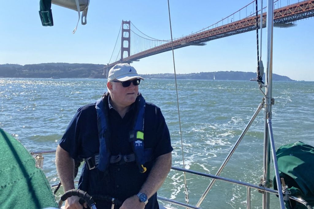 금문교를 지나 샌프란시스코 베이로 떠나는 항해 여행