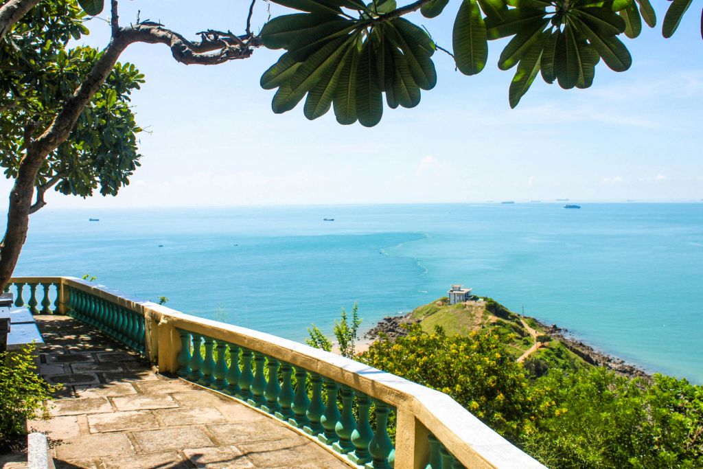 응힌퐁 곶 (Nghinh Phong Cape) – 바닷바람과 파도가 완벽한 사진 촬영 기회를 제공하는 붕타우 최고의 전망대.