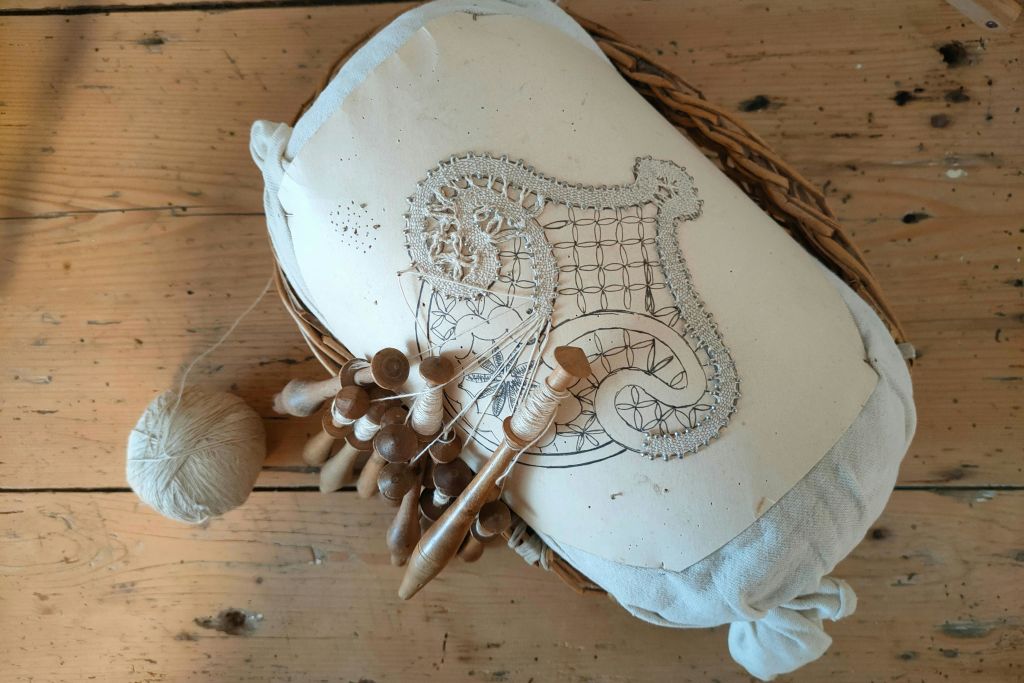 보빈 레이스, 베개 레이스라고도 함