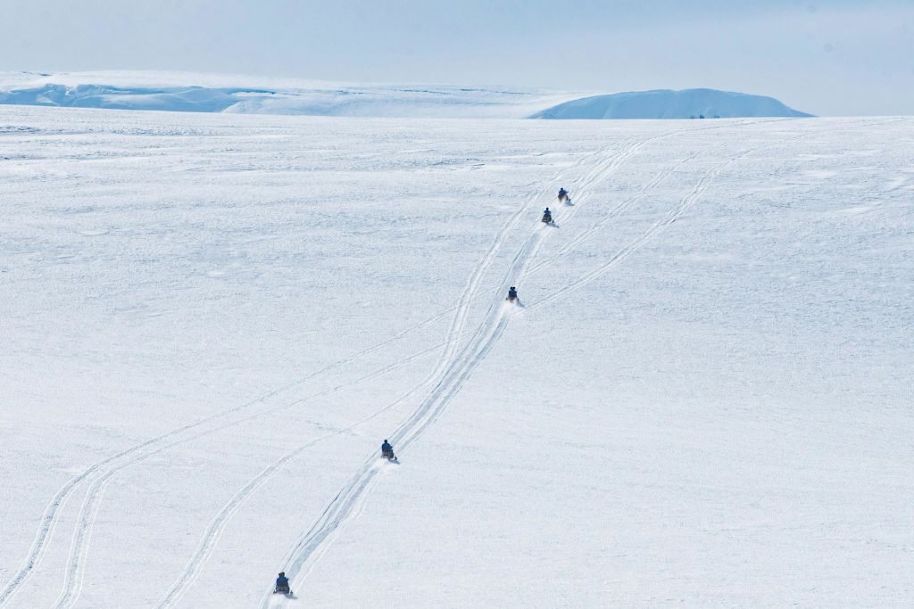 바트나요쿨에서 즐기는 스노모빌