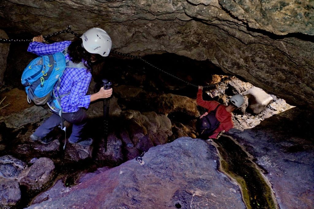 계곡을 따라 떠나는 커플 여행
