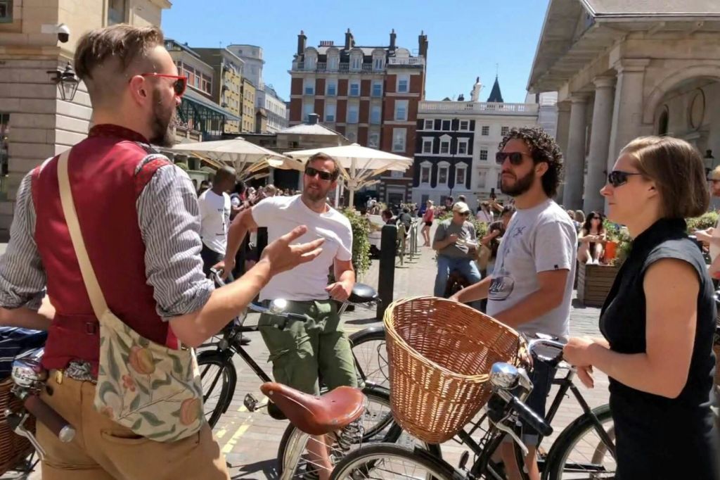 자전거를 타고 런던의 역사와 문화에 대해 알아보세요.