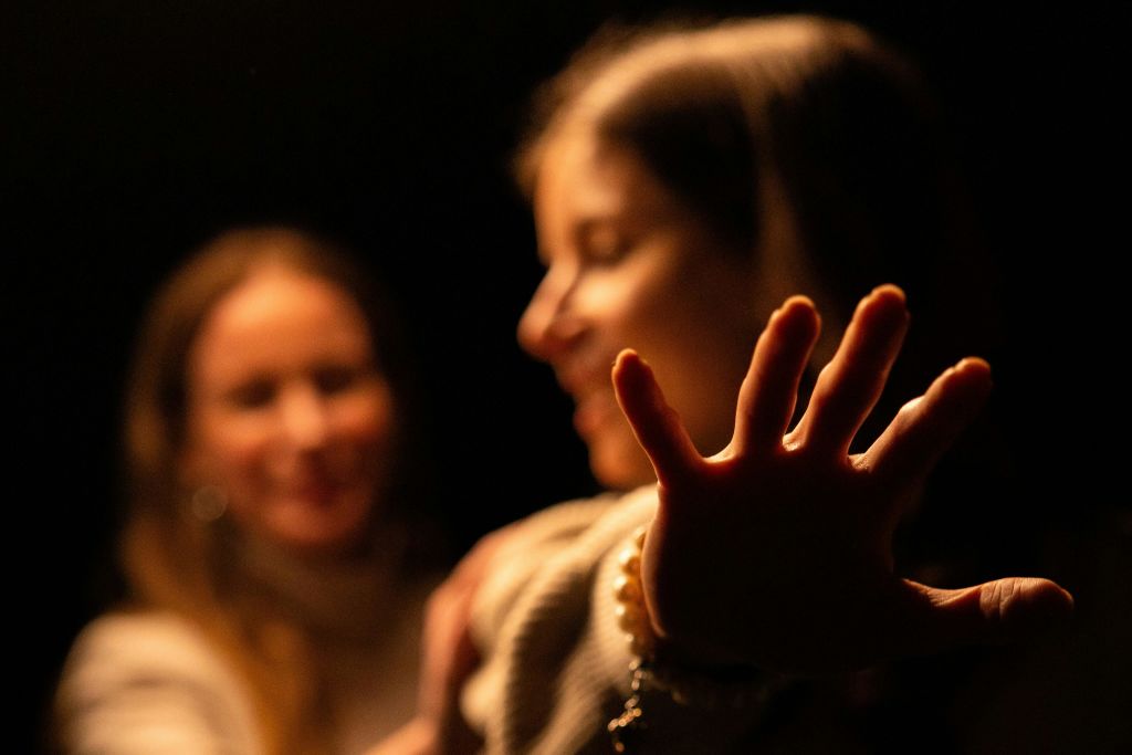 두 여자가 어둠 속에서 조심스럽게 움직인다.