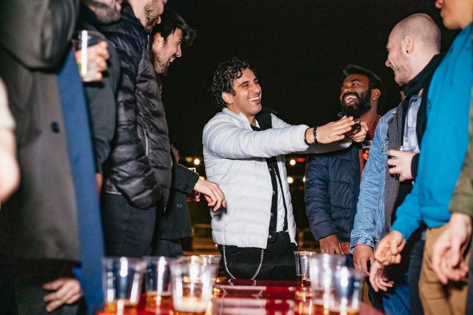 참가자들과 대화하는 웃는 가이드