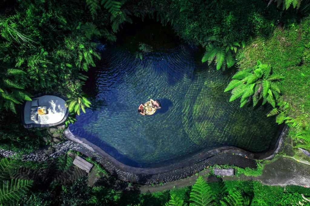 우붓에서 즐기는 수상 아침 식사