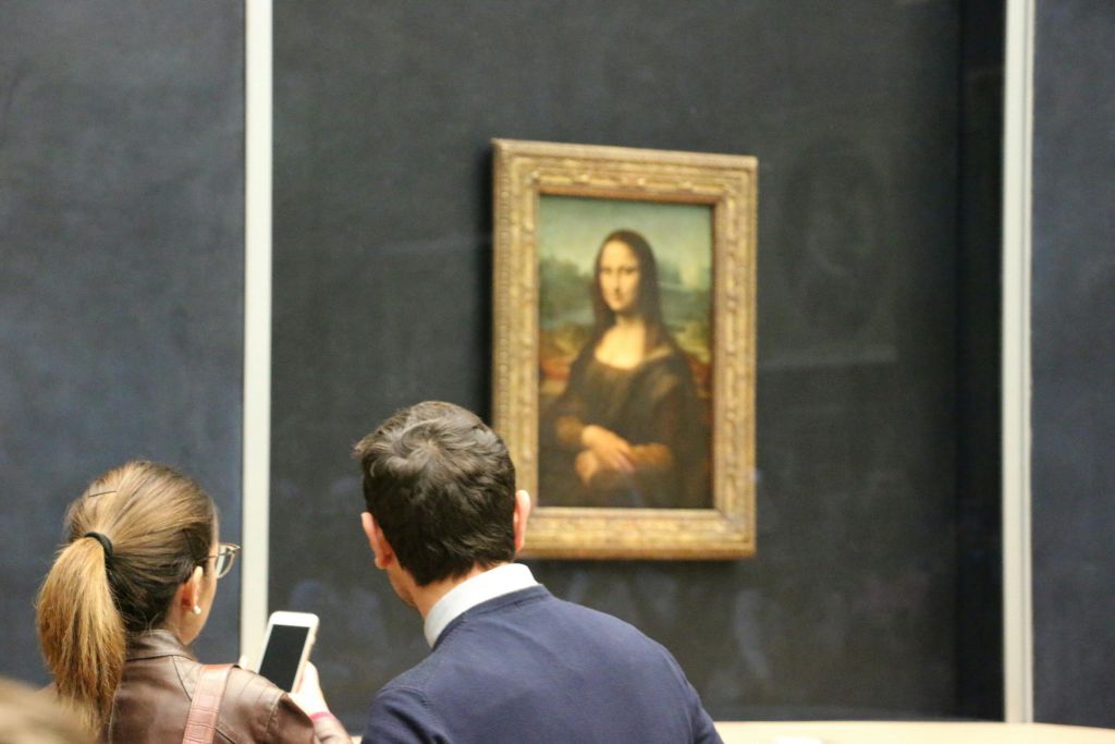 레오나르도 다빈치의 수수께끼 같은 모나리자에 얽힌 이야기를 만나보세요.