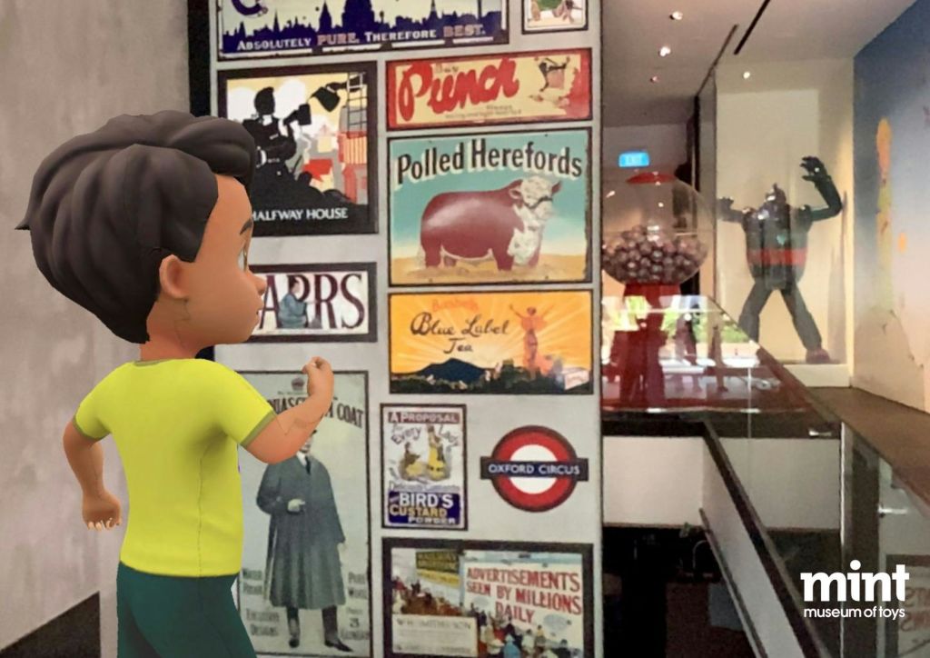 다양한 빈티지 포스터와 광고를 보여주는 벽 앞에 서 있는 노란색 셔츠를 입은 애니메이션 피규어.