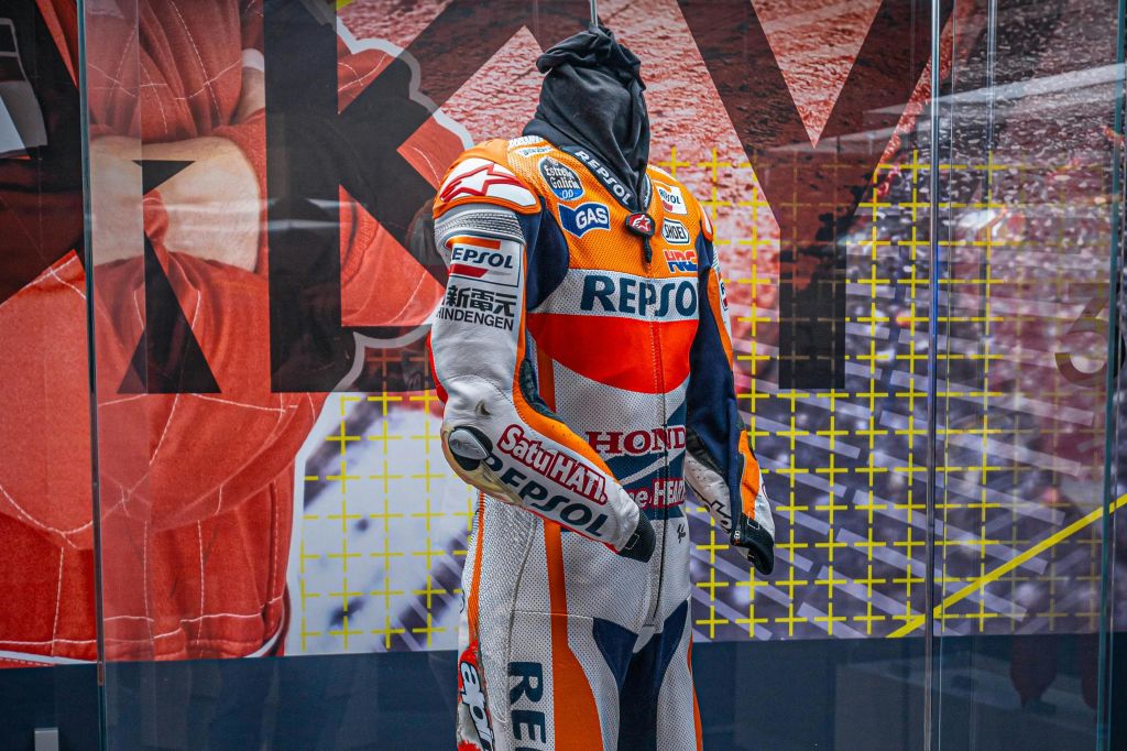 역사상 최고의 스포츠맨과 여성이 기증한 물건. 이 경우 MotoGP 승객인 Dani Pedrosa의 양복입니다.