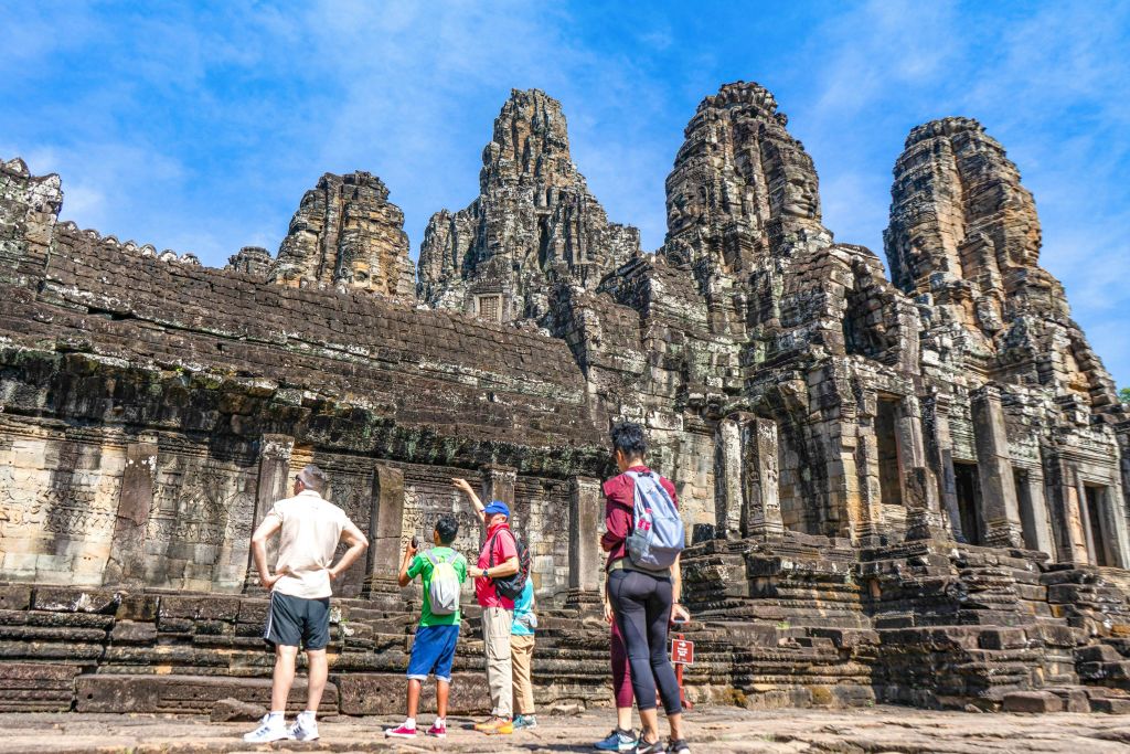 앙코르 톰 단지의 바욘 사원, 코끼리의 테라스, 바푼 사원의 매혹적인 아름다움을 만나보세요.