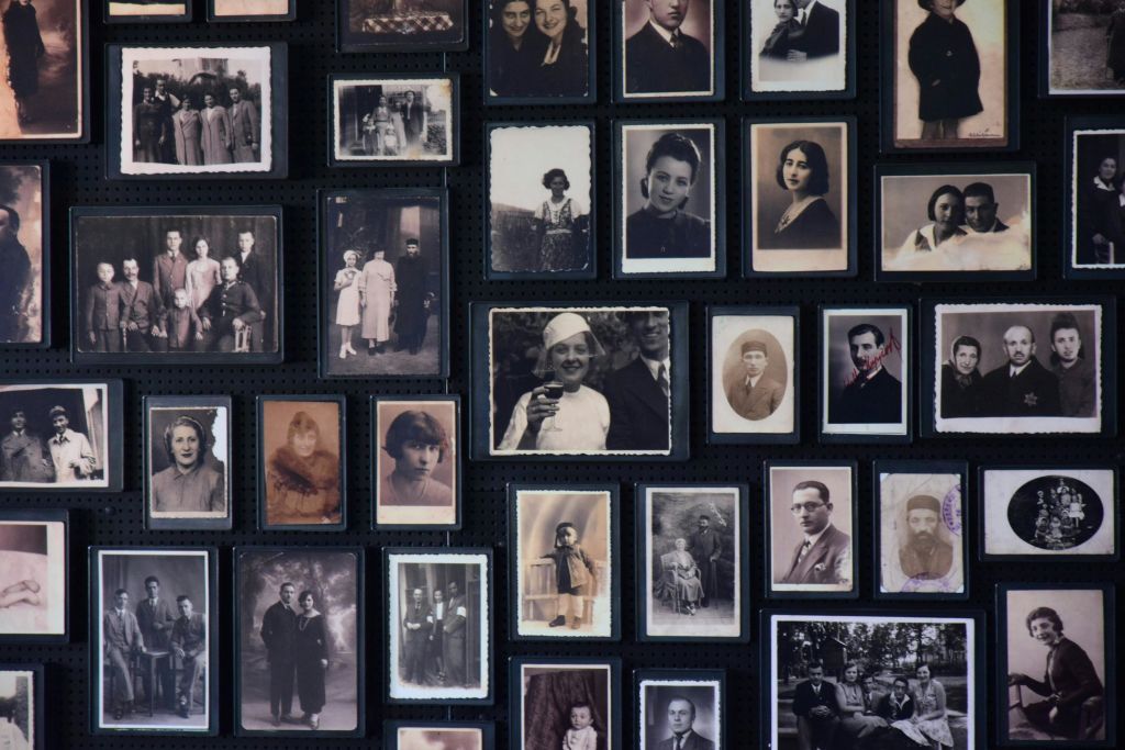 어두운 배경에 빈티지 흑백 및 세피아 톤의 인물 사진 콜라주.