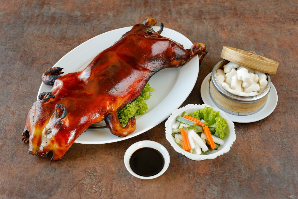 바삭하고 육즙이 풍부한 돼지고기가 기다리고 있어요.