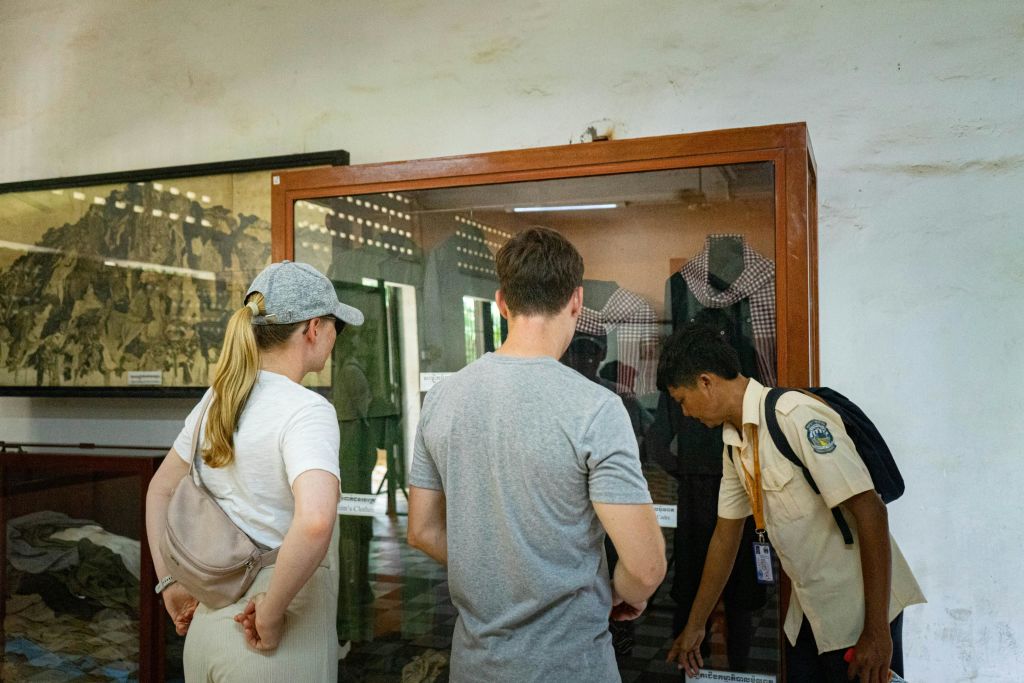 투올 슬렝 대량 학살 박물관을 방문하면 크메르 루주의 비극적인 역사를 접할 수 있습니다.