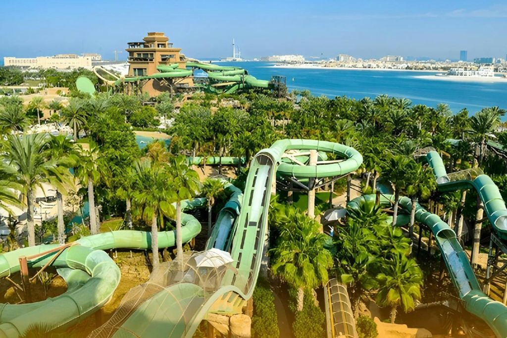 중동에서 가장 긴 짚라인을 타고 워터파크 위로 날아오르세요.