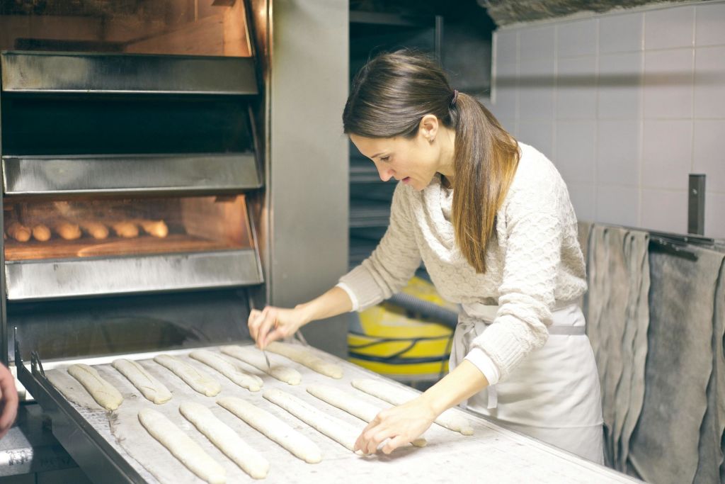바게트 반죽을 득점하는 여성