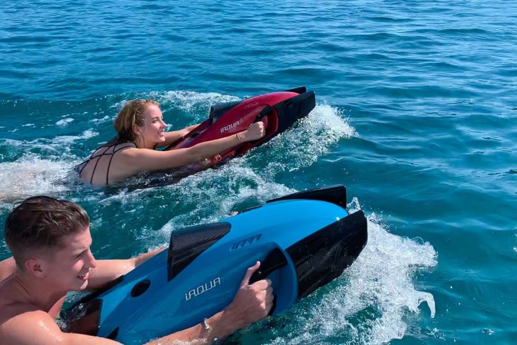 최대 25km/h의 속도로 물속에서 확대/축소