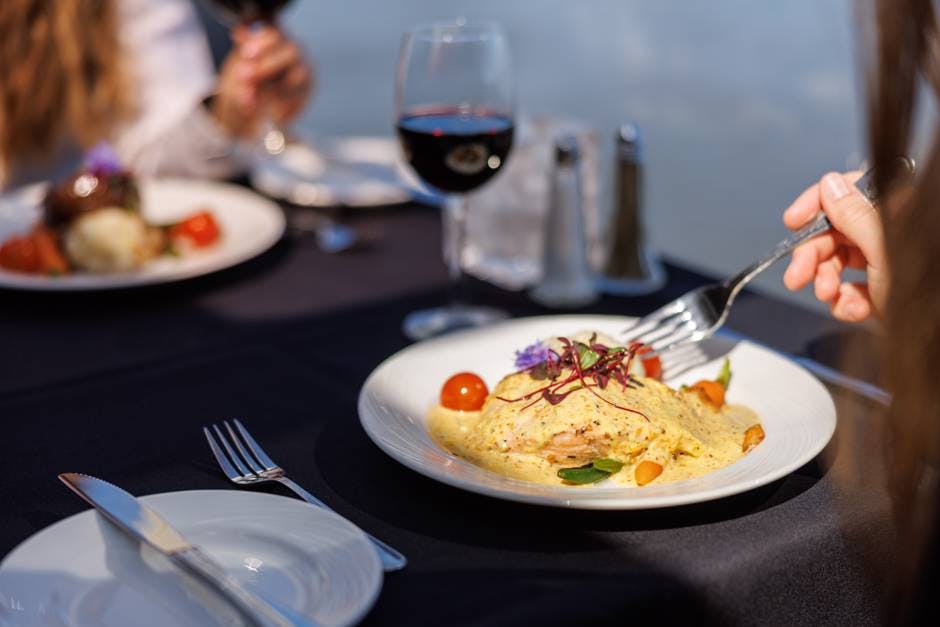 메뉴는 예고 없이 변경될 수 있습니다. 비건 및 글루텐 프리 옵션도 제공됩니다.