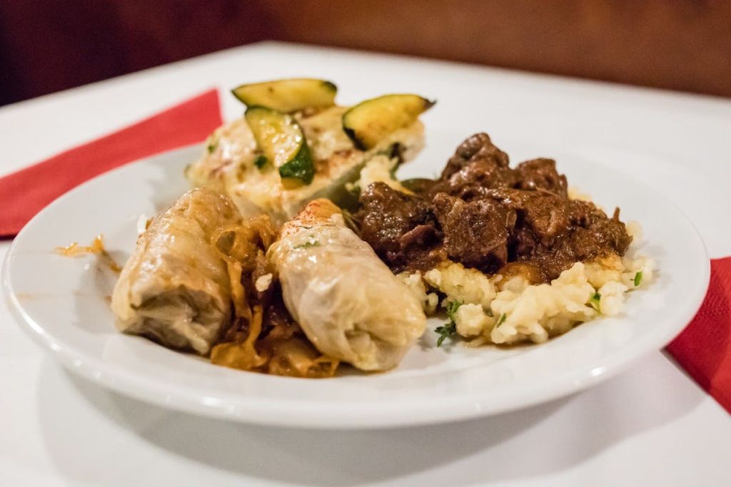 속을 채운 양배추와 소고기 스튜