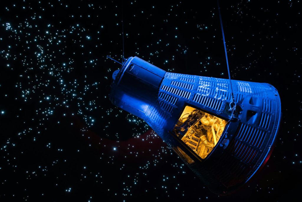 별이 가득한 배경이 있는 우주 공간에 떠 있는 우주선으로, 내부에서부터 따뜻한 불빛이 들어와 정교한 내부를 보여줍니다.