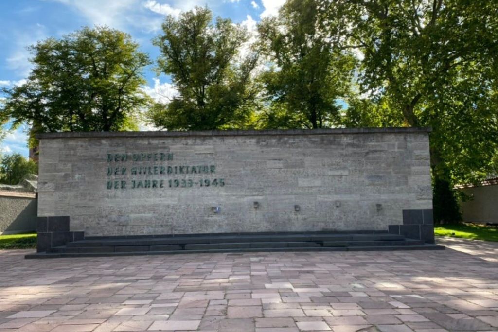 Plötzensee Prison반항하는 사람들에게 무슨 일이 일어났는지 냉정하게 상기시켜줍니다.