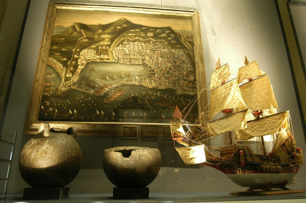 역사적인 해양 그림, 두 개의 커다란 고대 항아리, 항해 선박의 세부 모델을 전시하는 전시회.
