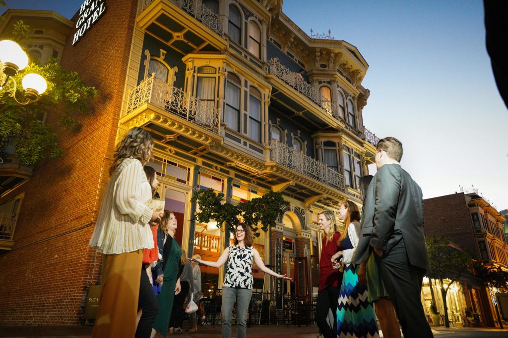 호튼 그랜드 호텔 앞 가이드