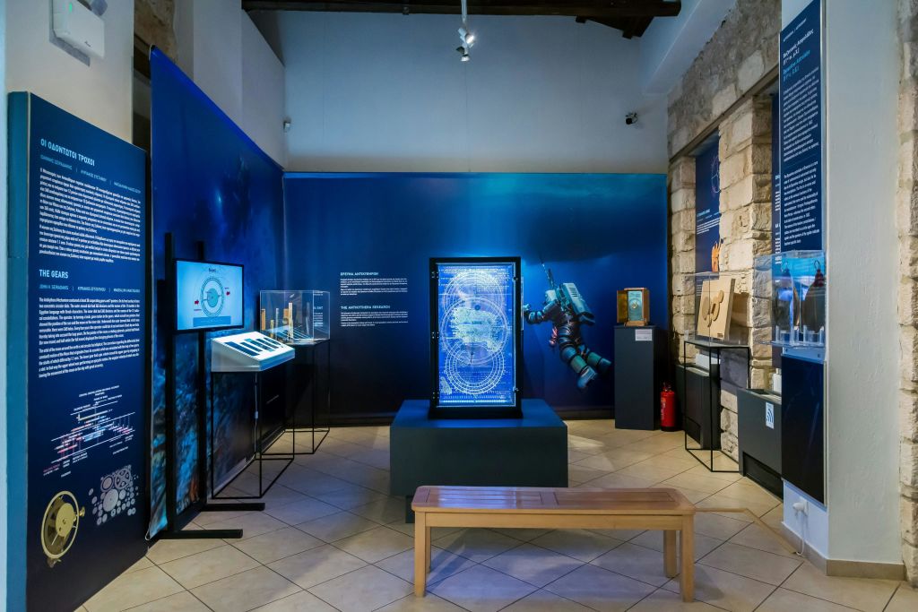 중앙에는 수중 탐사 유물, 빛나는 과학 도표, 나무 벤치가 전시된 전시실이 있습니다.