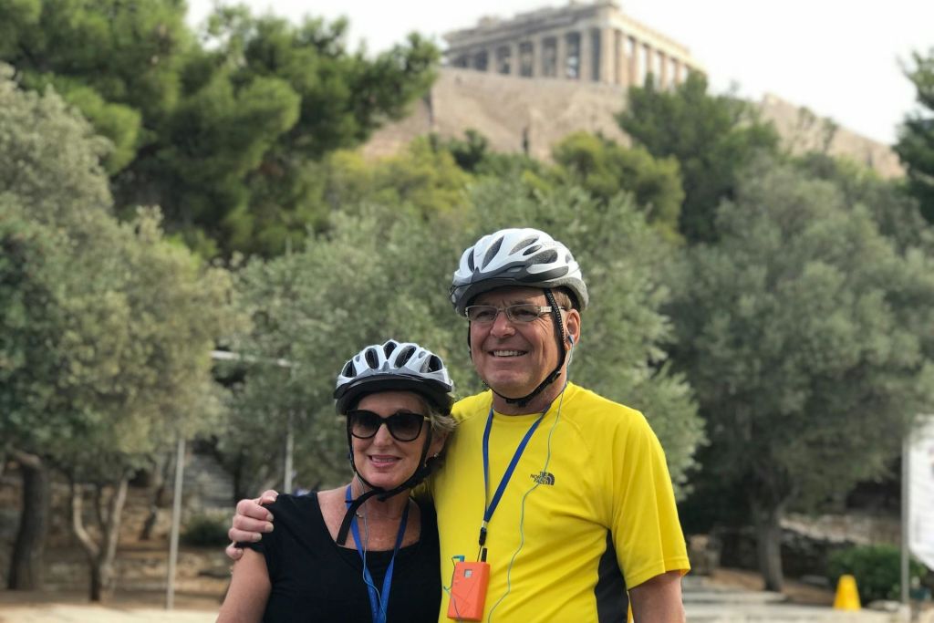 아크로폴리스 아래에서 행복한 커플