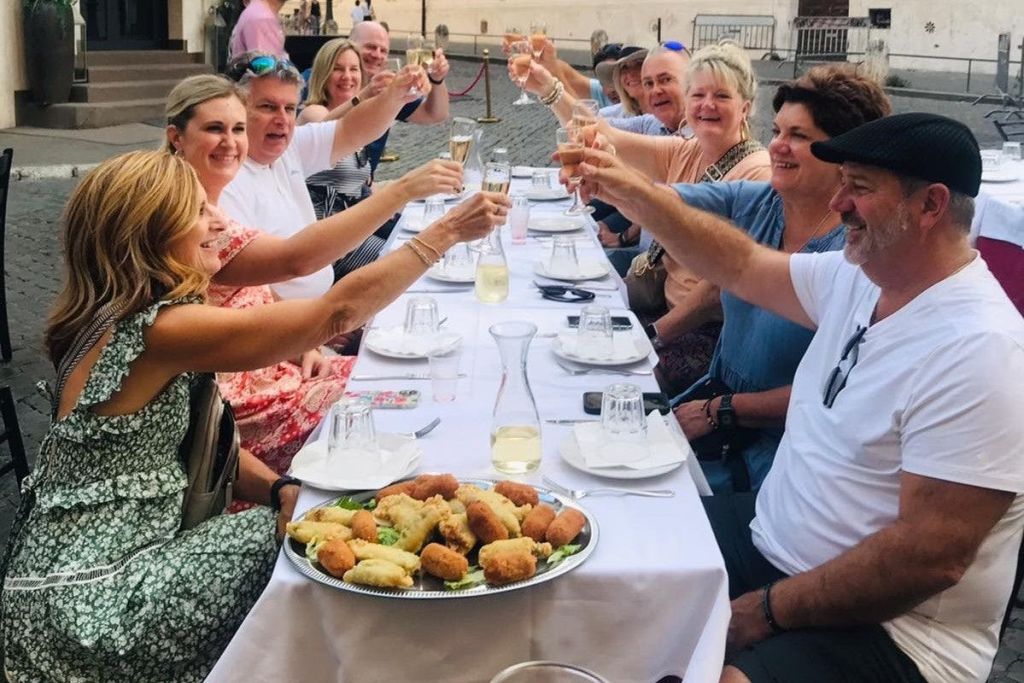 전 세계 사람들과 음식과 멋진 순간을 공유합니다. 건승하세요!