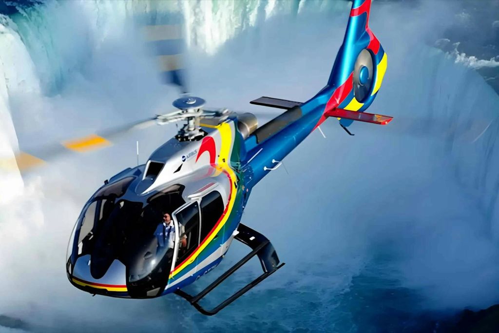 여행 중 폭포 위로 12분간의 헬리콥터 투어를 예약하고 싶으시다면, 투어 가이드에게 문의하세요.