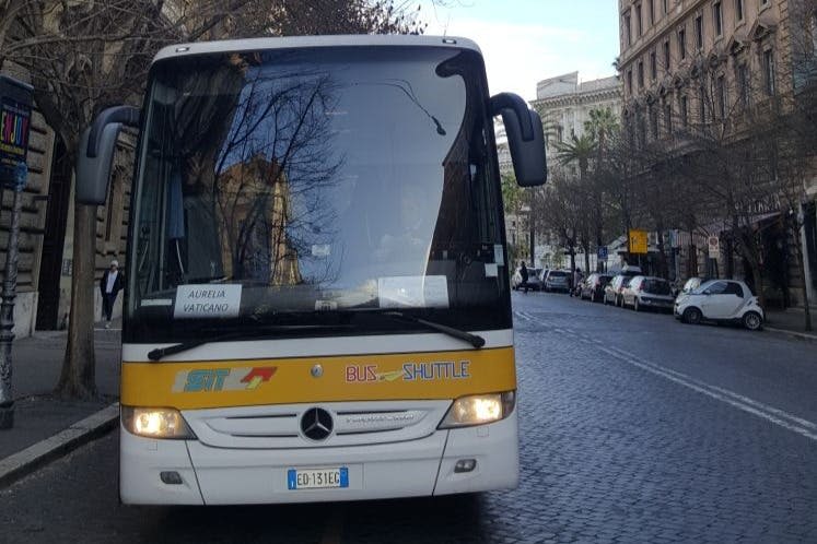 직원이 있는 Via Crescenzio 2의 버스 정류장