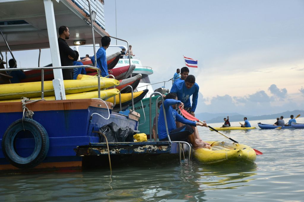 다시 보트에 올라타세요