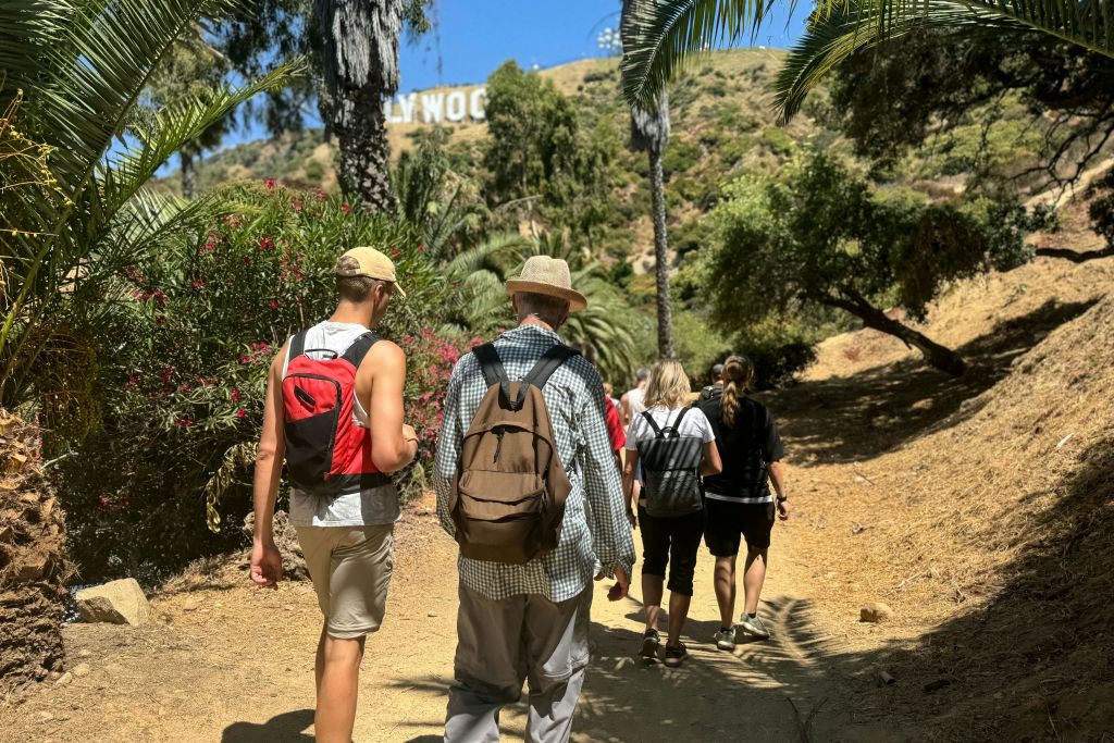 할리우드 사인으로 가는 길에 그리피스 공원의 경치 좋은 산책로를 즐겨보세요.