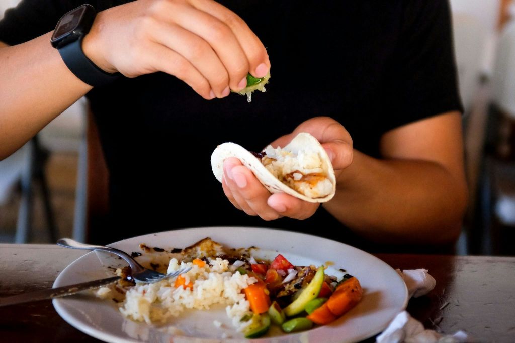 현지 점심 식사