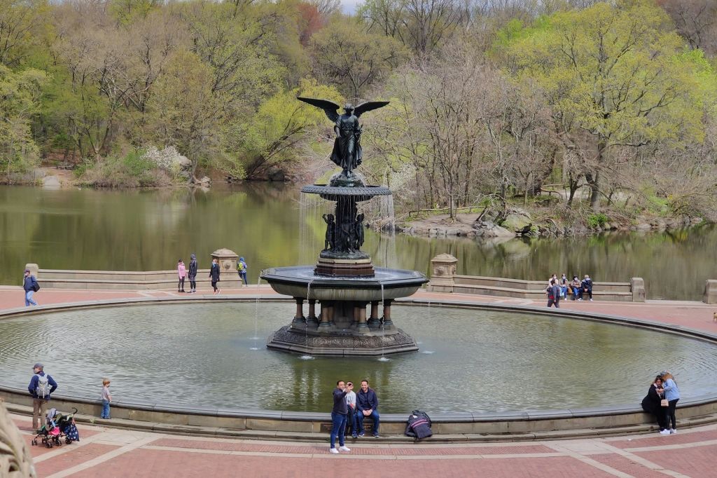 봄날의 멋진 베데스다 분수 사진.