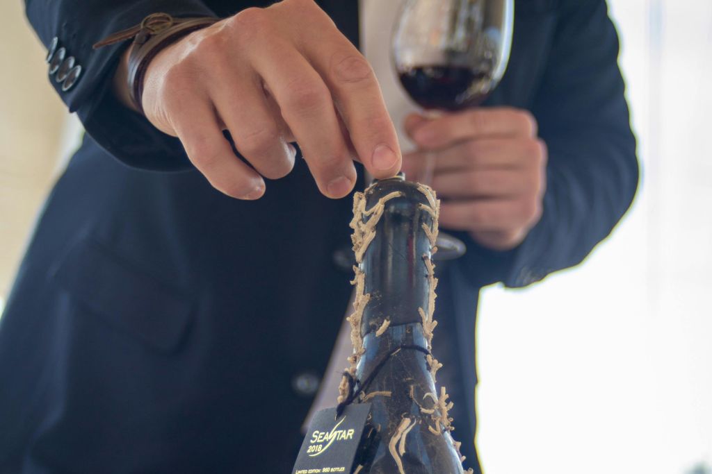 이러한 수중 숙성 와인은 진화를 가속화하는 환경에서 보관되었습니다.