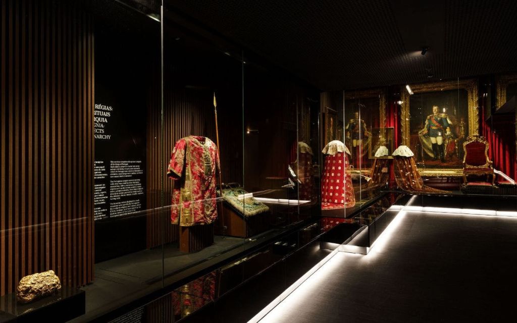 왼쪽에는 유익한 텍스트가 밝게 빛나는 유리 디스플레이로 역사적인 의복과 유물을 전시하는 박물관 전시관이 있습니다.