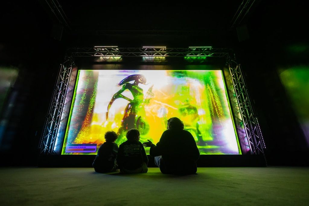 nxt Museum의 CGI와 AI로 만든 프로젝션입니다.